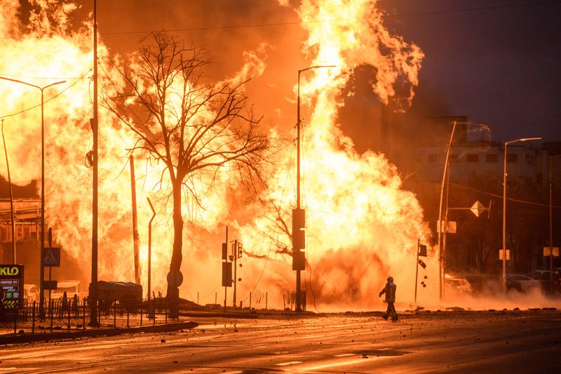 &copy; Reuters. Incendio causado por un ataque con misiles rusos, en medio del ataque de Rusia contra Ucrania, en Kiev, Ucrania. 2 de enero 2024. REUTERS/Vladyslav Musiienko