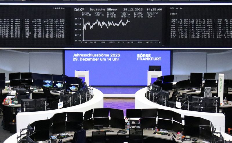 &copy; Reuters. شاشة إلكترونية تعرض بيانات المؤشر داكس الألماني في بورصة فرانكفورت يوم 29 ديسمبر كانون الأول 2023. تصوير: رويترز.


