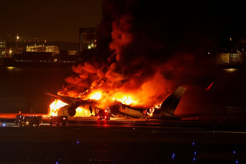 &copy; Reuters. L'avion A350 de Japan Airlines en feu à l'aéroport international de Haneda à Tokyo, Japon. /Photo prise le 2 janvier 2024/REUTERS/Issei Kato