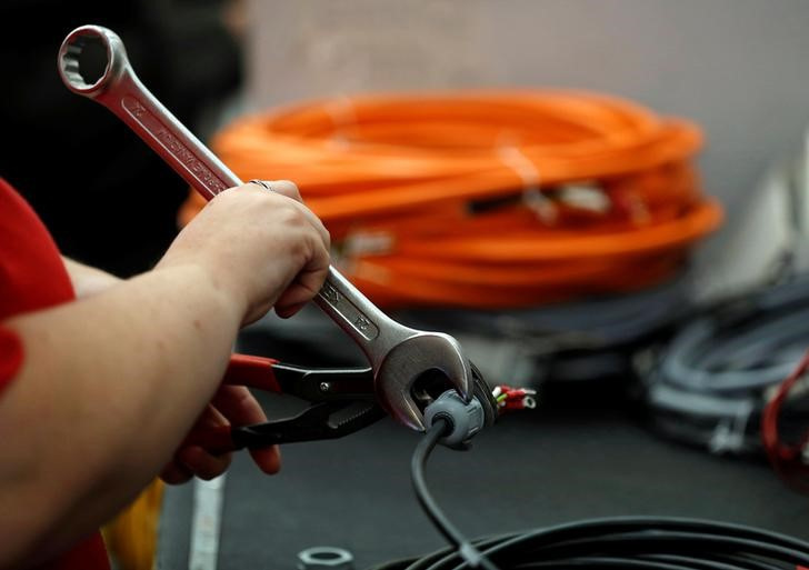 © Reuters. A worker attaches a connector to electrical wire at a factory near Cannock, Britain, July 6, 2016. REUTERS/Phil Noble/files