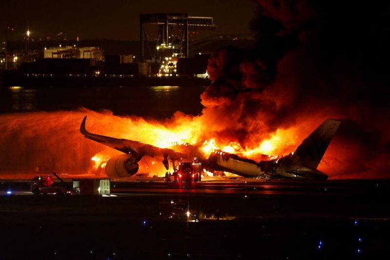 &copy; Reuters. Avião da Japan Airlines pega fogo no aeroporto de Haneda em Tóquio
 2/1/2024    REUTERS/Issei Kato