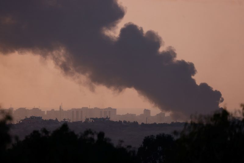 © Reuters. دخان يتصاعد فوق وسط قطاع غزة في أعقاب الصراع بين إسرائيل وحركة المقاومة الإسلامية الفلسطينية (حماس) كما يظهر من جنوب إسرائيل يوم الاثنين. تصوير: عامير كوهين - رويترز.

