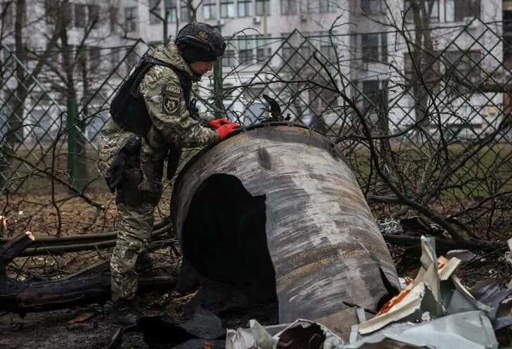 &copy; Reuters. Un equipo especializado trabaja en una zona residencial de la ciudad ucraniana de Járkov que sufrió un ataque ruso. 2 enero 2024. REUTERS/Sofiia Gatilova