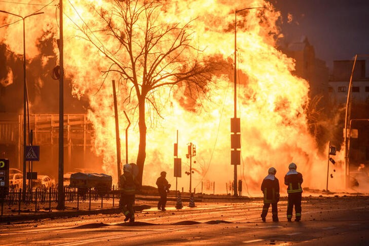&copy; Reuters. Incendio declarado tras un ataque ruso en la capital de Ucrania, Kiev. 2 enero 2024. REUTERS/Vladyslav Musiienko