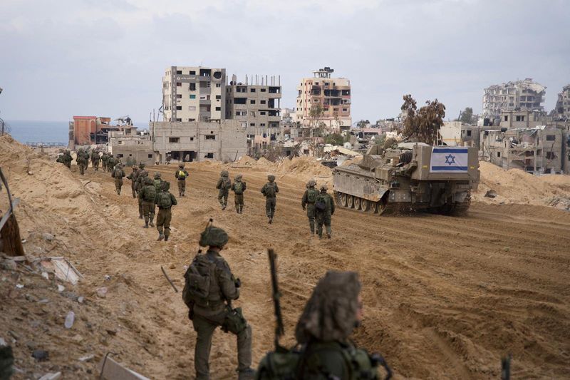 &copy; Reuters. Soldati israeliani operano nella Striscia di Gaza durante il conflitto in corso tra Israele e il gruppo islamista palestinese Hamas, in questa foto diffusa il 2 gennaio 2024. Israel Defense Forces/Handout via REUTERS