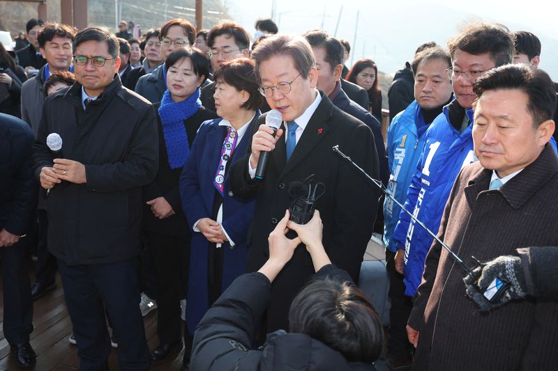 &copy; Reuters. El líder del partido de la oposición de Corea del Sur, Lee Jae-myung, habla durante su visita a Busan, Corea del Sur. 2 de enero, 2024. Yonhap vía REUTERS