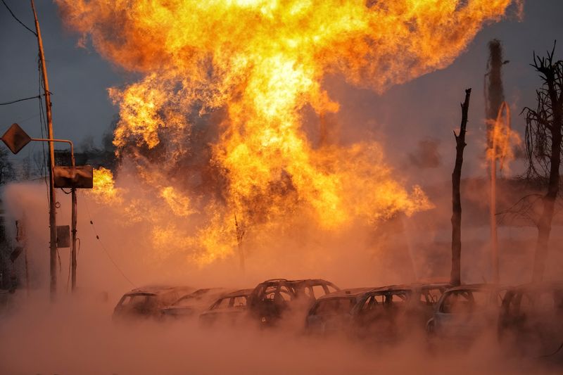 © Reuters. Fire rages after a Russian missile strike, amid Russia's attack on Ukraine, in Kyiv, Ukraine January 2, 2024. REUTERS/Yevhen Kotenko