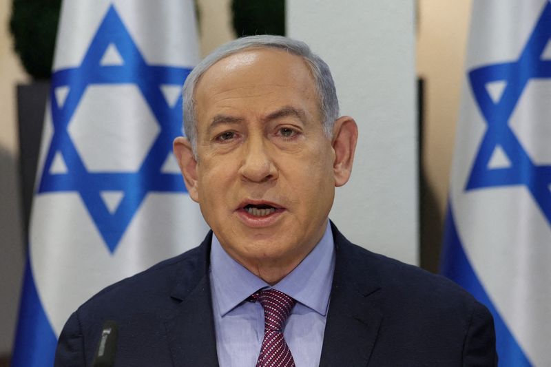 &copy; Reuters. FOTO DE ARCHIVO. El primer ministro israelí, Benjamin Netanyahu, asiste a la reunión semanal del gabinete en la base militar de Kirya en Tel Aviv, Israel. 31 de diciembre de 2023. ABIR SULTAN/Pool vía REUTERS