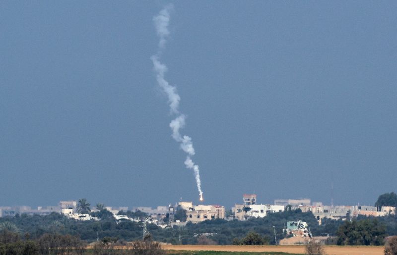&copy; Reuters. Un razzo cade su Gaza, nel corso del conflitto in corso tra Israele e il gruppo islamista palestinese Hamas, visto dal sud di Israele, 29 dicembre 2023. REUTERS/Violeta Santos Moura