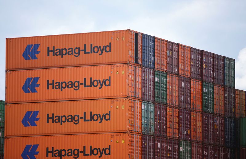 © Reuters. حاويات تابعة لشركة هاباج لويد للشحن في ميناء هامبورج بألمانيا في صورة من أرشيف رويترز.
