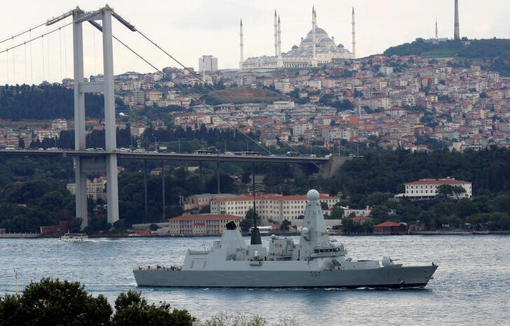 &copy; Reuters. Imagen de archivo del destructor HMS Duncan de la Royal Navy navegando por el Bósforo en camino hacia el Mediterráneo, en Estambul, Turquía. 12 julio 2019. REUTERS/Murad Sezer