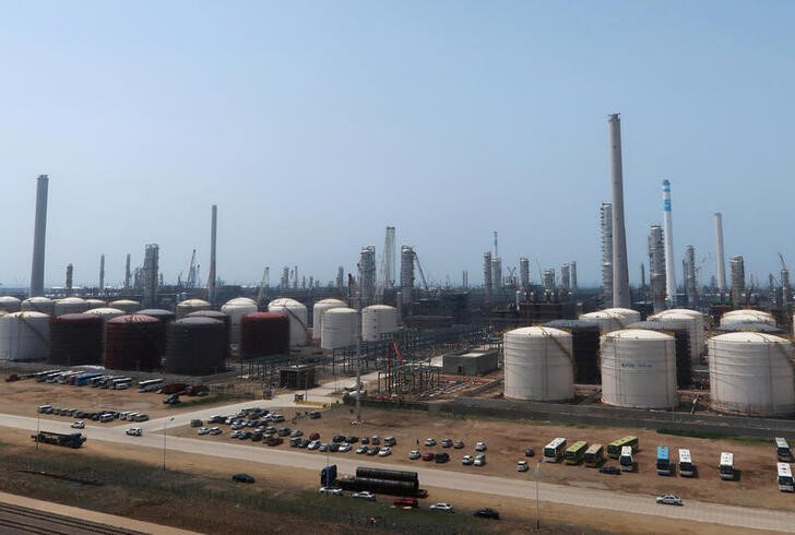 &copy; Reuters. FOTO DE ARCHIVO REFERENCIAL. El complejo petroquímico y de refinación de Hengli Petrochemical se ve en la isla de Changxing en Dalian, provincia de Liaoning, China, el 16 de julio de 2018. REUTERS/Chen Aizhu