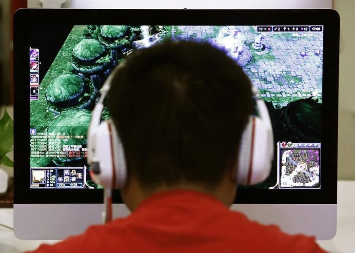 &copy; Reuters. Imagen de archivo de una persona jugando a un videojuego en internet café de Pekín, China. 9 mayo 2014. REUTERS/Kim Kyung-Hoon