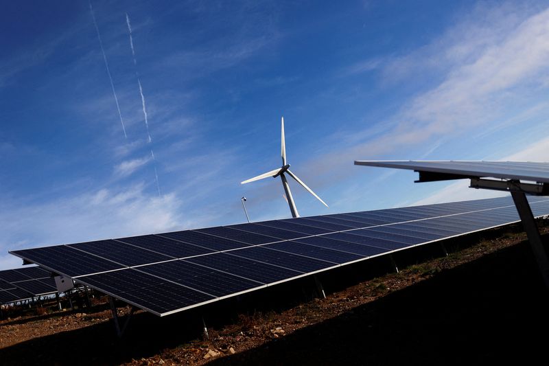 &copy; Reuters. FILE PHOTO: View of a hybrid power park with solar panels and wind turbines in Sabugal, Portugal, January 12, 2023. REUTERS/Pedro Nunes/File Photo