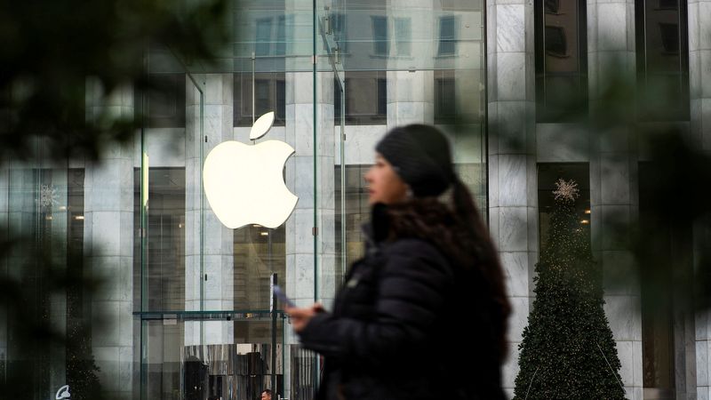 &copy; Reuters. Photo d'une femme qui marche près de l’Apple Store à New York. /Photo prise le 26 décembre 2023 à New York, Etats-Unis/REUTERS/Eduardo Munoz