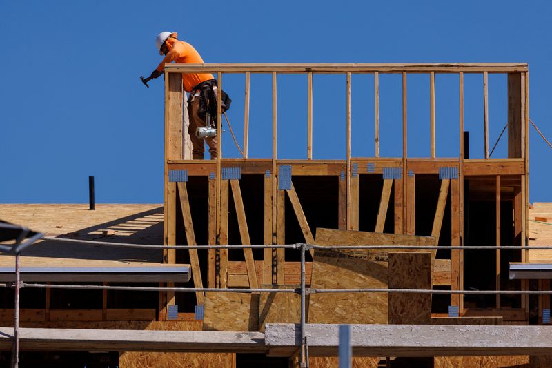 &copy; Reuters. FOTO DE ARCHIVO: Nuevas casas residenciales adosadas contemporáneas se muestran en construcción por Beazer Homes USA Inc. en Vista, California, Estados Unidos. 24 de octubre, 2023. REUTERS/Mike Blake/Archivo