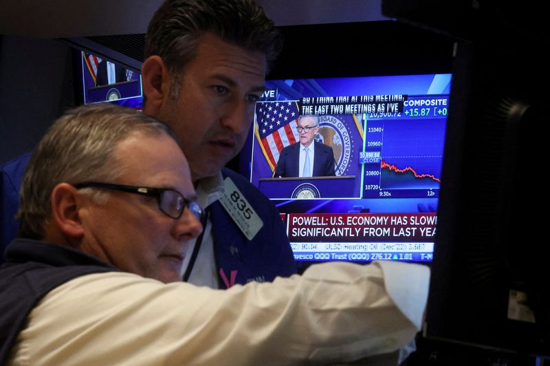 &copy; Reuters. FILE PHOTO: Traders react as Federal Reserve Chair Jerome Powell speaks on a screen on the floor of the New York Stock Exchange (NYSE) in New York City, U.S., November 2, 2022.  REUTERS/Brendan McDermid/File Photo