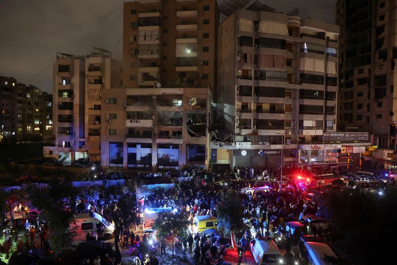 &copy; Reuters. Persone si riuniscono vicino a un sito danneggiato in seguito a un'esplosione nel quartiere di Beirut di Dahiyeh, in Libano, il 2 gennaio 2024. REUTERS/Mohamed Azakir