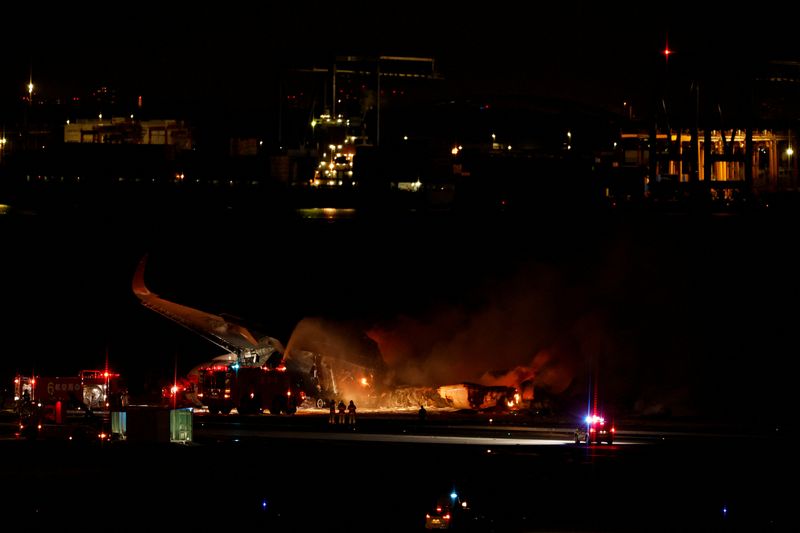 &copy; Reuters. Firefighters work on a burning Japan Airlines' A350 airplane at Haneda International Airport, in Tokyo, Japan January 2, 2024. REUTERS/Issei Kato