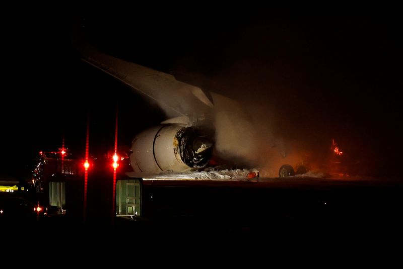 &copy; Reuters. Firefighters work on a burning Japan Airlines' A350 airplane at Haneda International Airport, in Tokyo, Japan January 2, 2024. REUTERS/Issei Kato