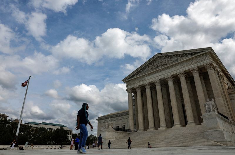 &copy; Reuters. FILE PHOTO: Visitors walk in front of the United States Supreme Court building in Washington, U.S., September 22, 2023. REUTERS/Evelyn Hockstein/File Photo
