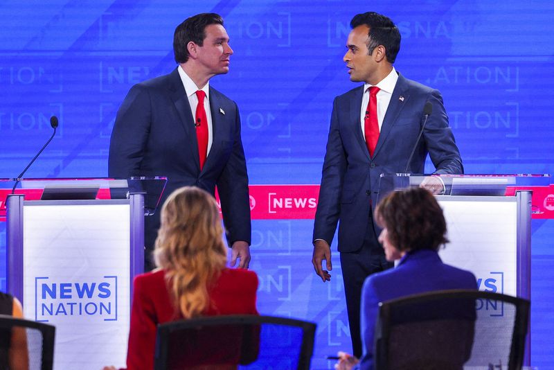 &copy; Reuters. Republican presidential candidate Florida Governor Ron DeSantis and Republican presidential candidate and businessman Vivek Ramaswamy chat during a break during the fourth Republican candidates' U.S. presidential debate of the 2024 U.S. presidential campa