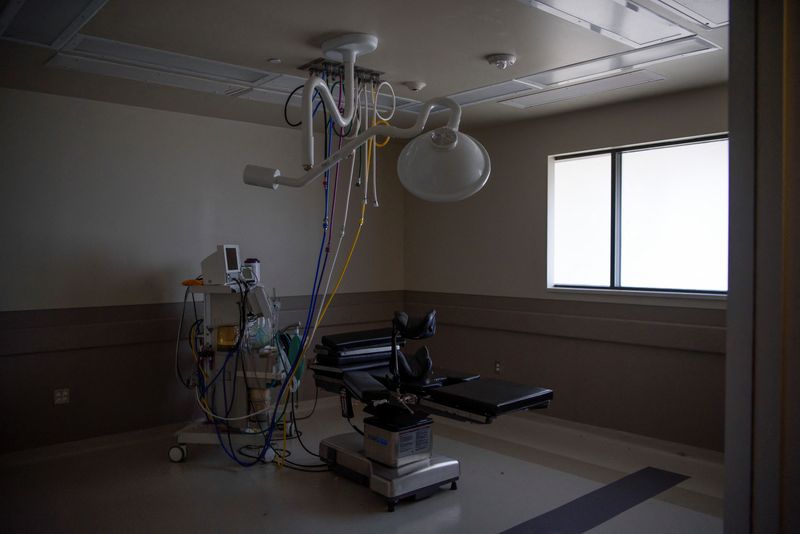 &copy; Reuters. FILE PHOTO: An operating room sits empty at Alamo Women's Reproductive Services, an abortion clinic that closed its doors following the overturn of Roe v. Wade and plans to reopen in New Mexico and Illinois, in San Antonio, Texas, August 16, 2022.  REUTER