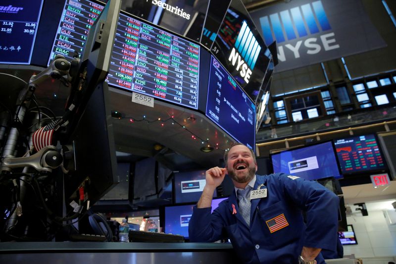 &copy; Reuters. ２０２４年最初の取引日となった２日の米国株式市場は、ナスダック総合とＳ＆Ｐ総合５００種が下落して終了した。バークレイズによる投資判断引き下げを受けアップルが売られたことに