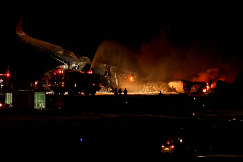 &copy; Reuters. Firefighters work on a burning Japan Airlines' A350 airplane at Haneda International Airport, in Tokyo, Japan January 2, 2024. REUTERS/Issei Kato