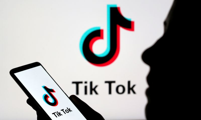 &copy; Reuters. A person holds a smartphone with Tik Tok logo displayed in this picture illustration taken November 7, 2019. Picture taken November 7, 2019. REUTERS/Dado Ruvic/Illustration/File Photo