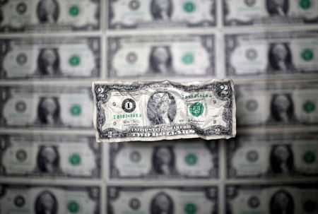 Dollar clings to previous day's gains as focus turns to U.S. data By Reuters