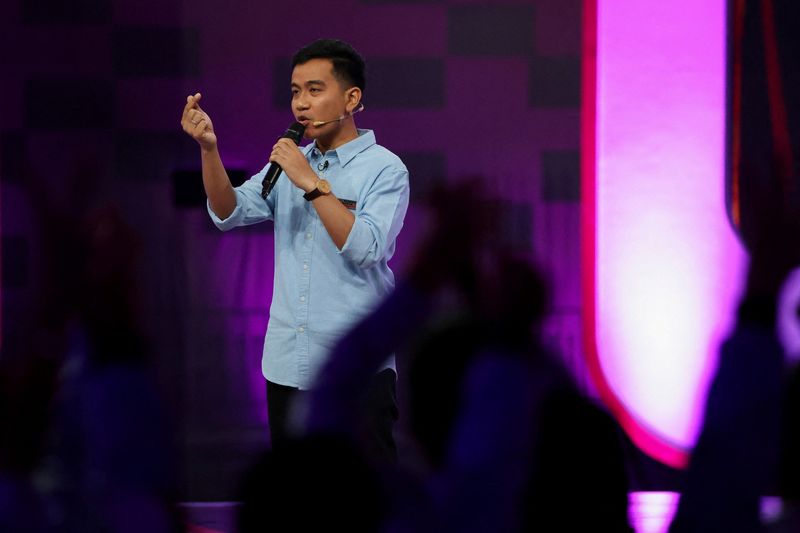 &copy; Reuters. FILE PHOTO: The eldest son of Indonesian President Joko Widodo, vice presidential candidate Gibran Rakabuming Raka, gestures during a televised debate at the Jakarta Convention Center in Jakarta, Indonesia, December 22, 2023. REUTERS/Ajeng Dinar Ulfiana/F