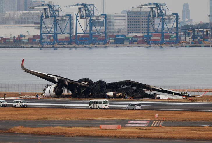 &copy; Reuters. １月３日、林芳正官房長官は、日本航空と海上保安庁の航空機衝突事故を受け、羽田以外も含め同日予定されていた国内線１１６便、国際線４便の欠航が見込まれると明らかにした。官邸で