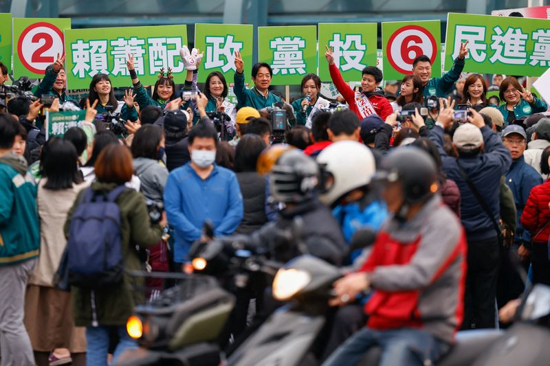 © Reuters. Lai Ching-te, Taiwan's vice president and the ruling Democratic Progressive Party's (DPP) presidential candidate waves to supporters at an election campaign event in Taipei City, Taiwan January 3, 2024.  REUTERS/Ann Wang