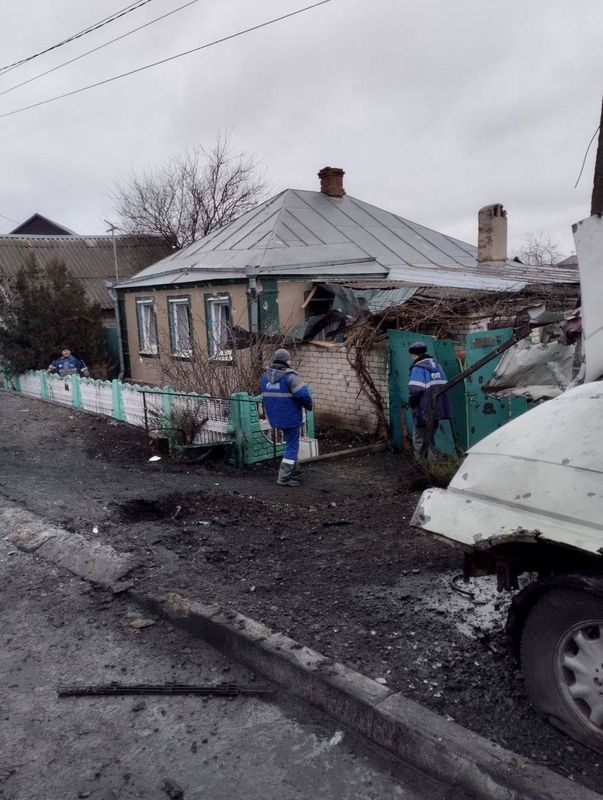 &copy; Reuters. Una casa dañada tras lo que las autoridades locales dicen que fue un ataque militar ucraniano en la región de Bélgorod, Rusia, en esta imagen publicada el 2 de enero de 2024. Canal de Telegram del gobernador de la región de Bélgorod, Viacheslav Gladk