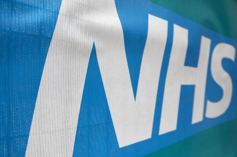 &copy; Reuters. Un logo du NHS à l'extérieur d'un hôpital à Londres, en Grande-Bretagne. /Photo d'archives prise le 14 mai 2017/REUTERS/Neil Hall