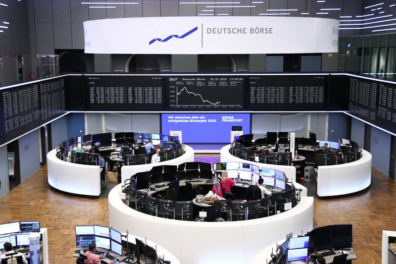 &copy; Reuters. شاشة إلكترونية كبيرة تعرض حركة تداول الأسهم على مؤشر داكس الألماني في بورصة فرانكفورت يوم الثلاثاء . تصوير : رويترز .     