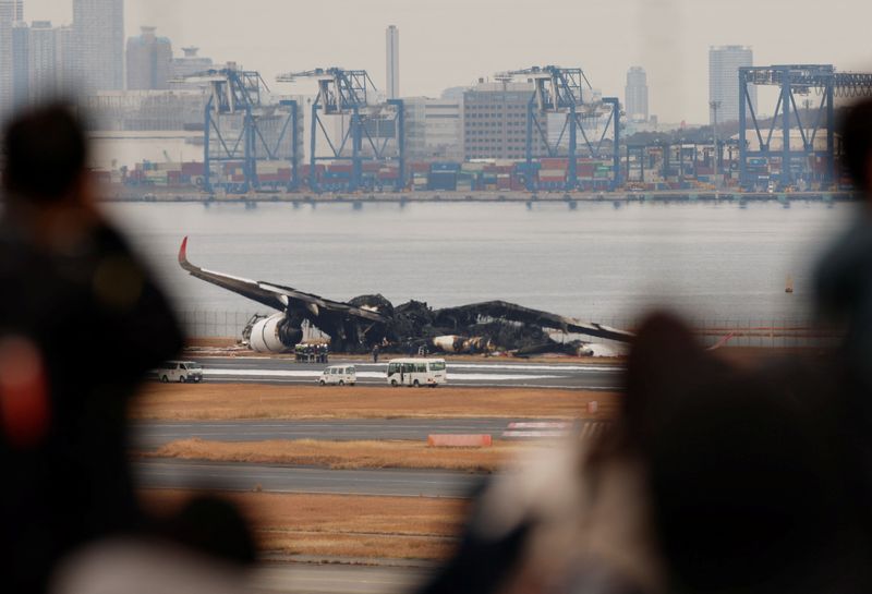 &copy; Reuters. 　１月３日、国土交通省は羽田空港で前日に衝突した日本航空５１６便と海上保安庁の航空機との交信記録を公表した。写真は炎上した日本航空機の残がい。羽田空港で３日撮影（２０２４