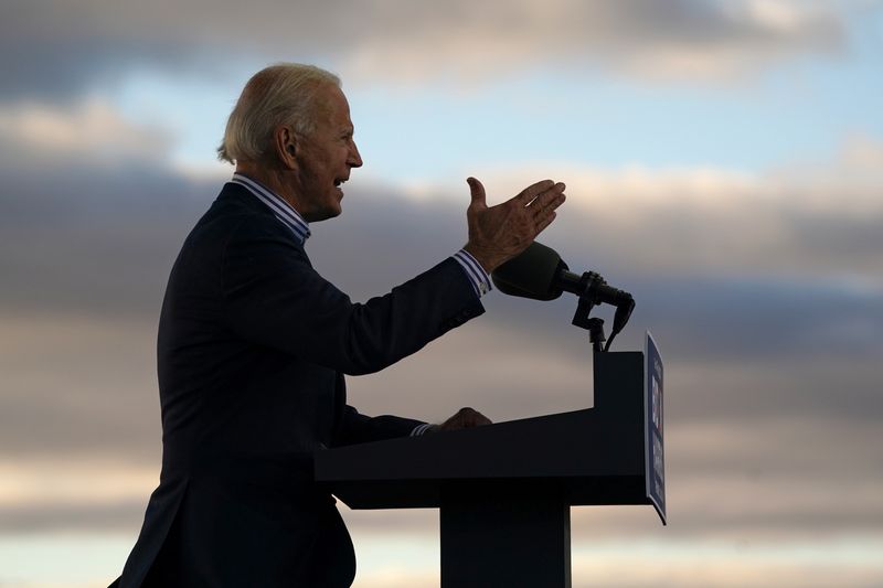 © Reuters. U.S. Democratic presidential candidate Joe Biden speaks during a drive-in campaign event at Dallas High School in Dallas, Pennsylvania, U.S., October 24, 2020. REUTERS/Kevin Lamarque/ File Photo