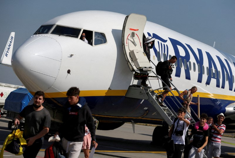 &copy; Reuters. FOTO DE ARCHIVO. Pasajeros descienden de un avión de Ryanair en el aeropuerto internacional Ferenc Liszt de Budapest, Hungría. 18 de agosto de 2022. REUTERS/Bernadett Szabo