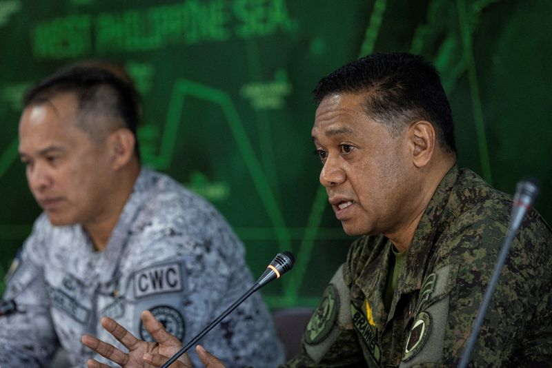 © Reuters. FILE PHOTO: Armed Forces of the Philippines Chief of Staff General Romeo Brawner Jr. speaks to the media beside Western Command chief Vice Admiral Alberto Carlos during a press briefing at Western Command in Puerto Princesa, Palawan, Philippines, August 10, 2023. REUTERS/Eloisa Lopez/File Photo