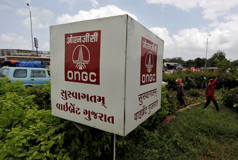 &copy; Reuters. FOTO DE ARCHIVO: El logotipo de Oil and Natural Gas Corp's (ONGC) aparece junto a una carretera en Ahmedabad, India. 6 de septiembre de 2016. REUTERS/Amit Dave/Archivo