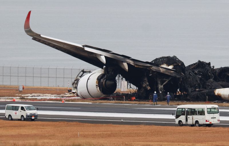 &copy; Reuters. Avião da Japan Airlines que pegou fogo no aeroporto Haneda de Tóquio
 3/1/2024    REUTERS/Issei Kato