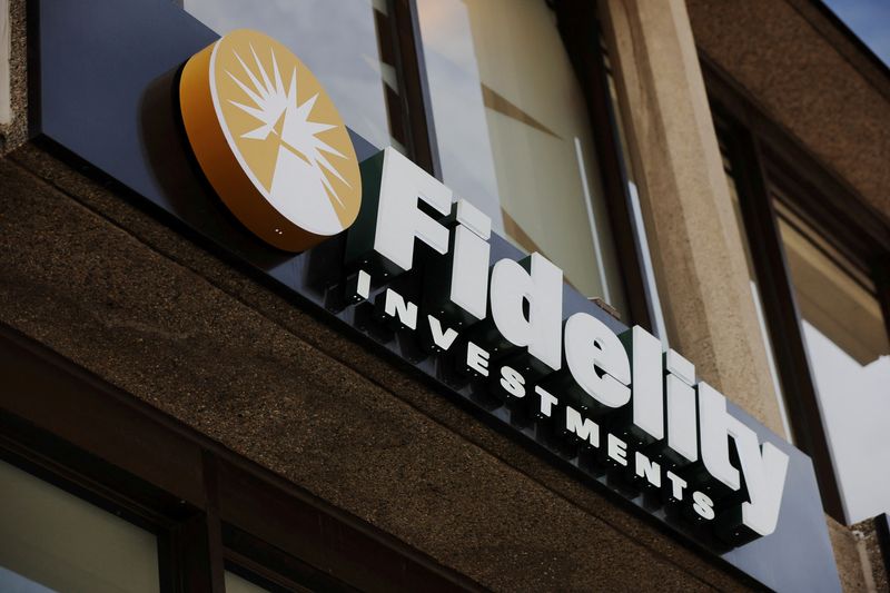 &copy; Reuters. FILE PHOTO: A sign marks a Fidelity Investments office in Boston, Massachusetts, U.S., April 28, 2022.   REUTERS/Brian Snyder/File Photo