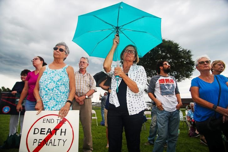 &copy; Reuters. Imagen de archivo de una concentración contra una ejecución a la entrada de la Prisión Estatal de Florida, en Starke, Florida, EEUU. 24 agsoto 2017. REUTERS/Phil Sears