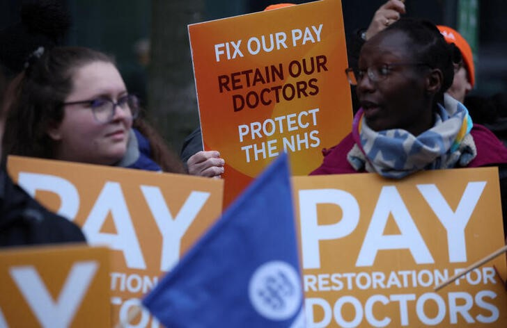 &copy; Reuters. Doctores en formación se manifiestan frente al Royal University Hospital en Liverpool, Reino Unido. 3 enero 2024. REUTERS/Phil Noble