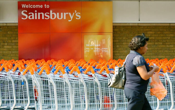 &copy; Reuters. Imagen de archivo de una persona pasando frente a un supermercado Sainsbury's en Londres, Reino Unido. 14 mayo 2008. REUTERS/Alessia Pierdomenico