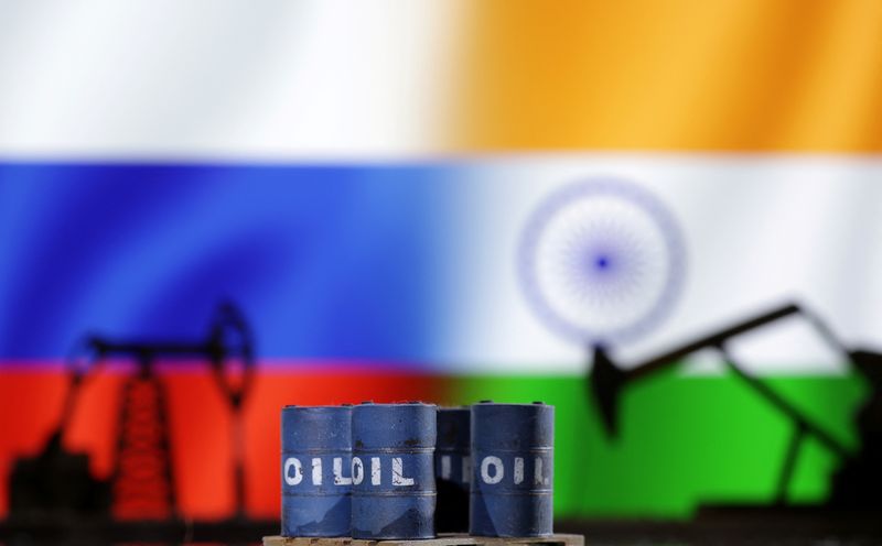 &copy; Reuters. FOTO DE ARCHIVO: Una maqueta de un balancín petrolero y barriles de crudo se ven delante de banderas rusas e indias en esta ilustración tomada el 9 de diciembre de 2022. REUTERS/Dado Ruvic/Ilustración/Archivo
