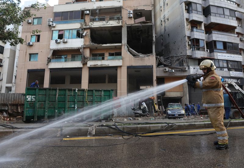 &copy; Reuters. Un miembro de la defensa civil afiliado a Hezbolá rocía agua en un lugar dañado tras lo que, según fuentes de seguridad, fue un ataque israelí con drones en los suburbios de Dahiyeh, en el sur de Beirut, Líbano. 3 de enero de 2024. REUTERS/Mohamed A