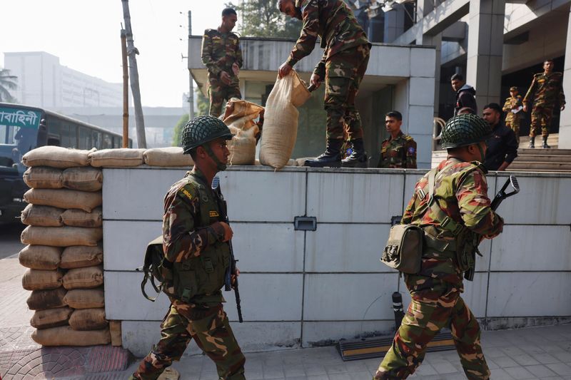&copy; Reuters. جنود من جيش بنجلادش يصلون إلى معسكر مؤقت في العاصمة داكا يوم الأربعاء عقب قيام السلطات بنشر قوات الجيش في أنحاء البلاد للحفاظ على الأمن قبل 